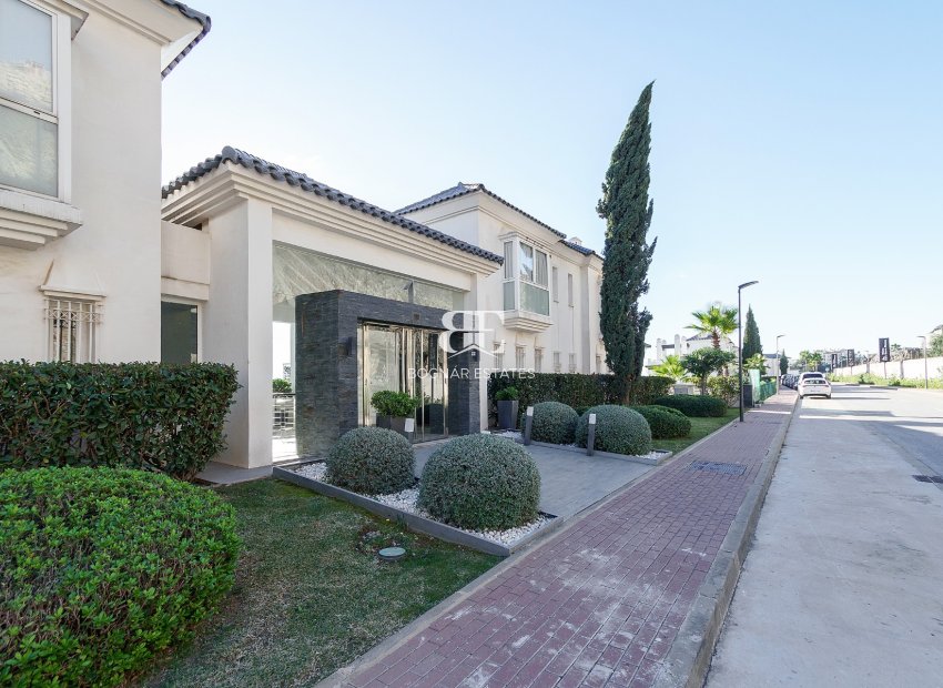 Resale - apartment -
Benahavis - La Quinta