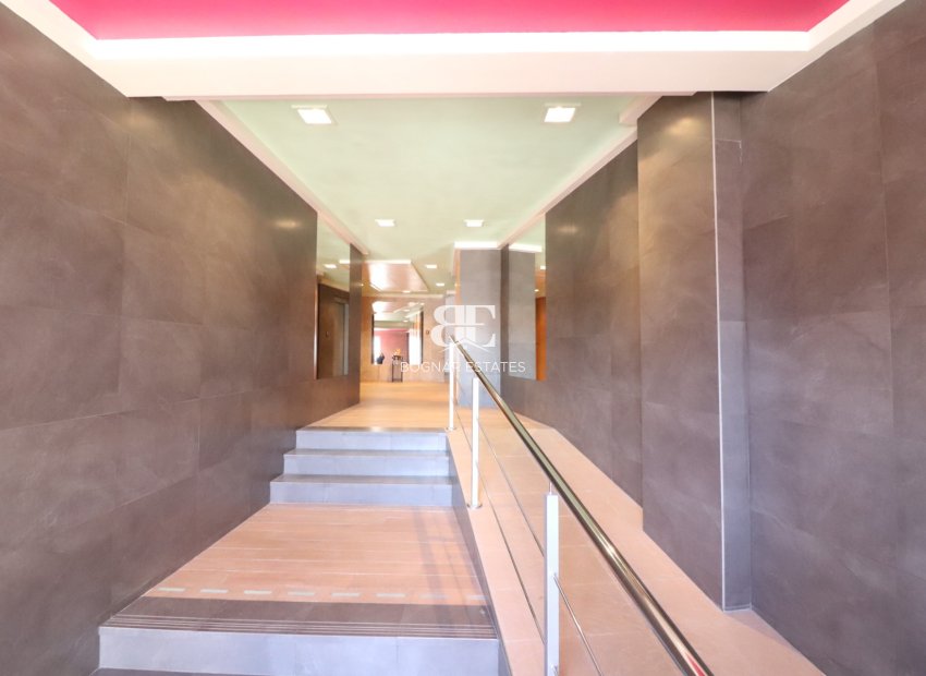 Resale - apartment -
Benijofar