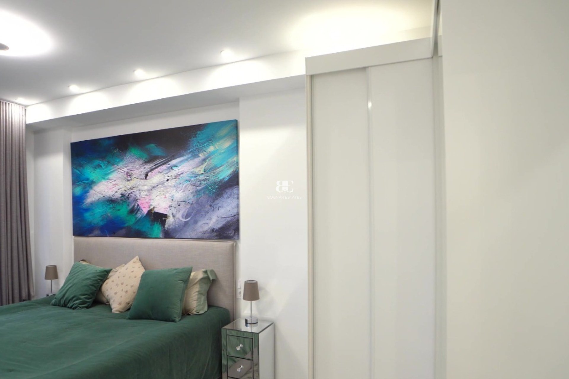 Resale - apartment -
Finestrat