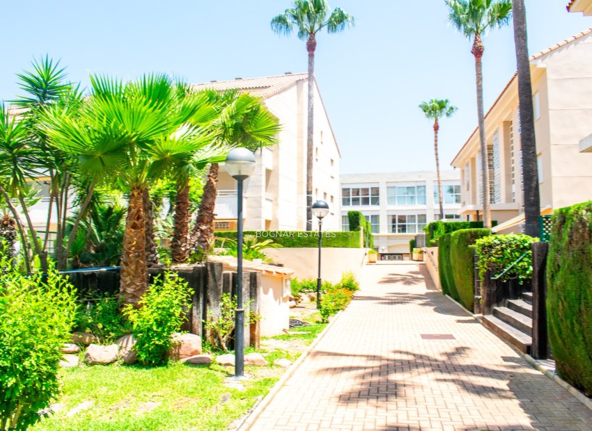 Resale - apartment -
Jávea - El Arenal