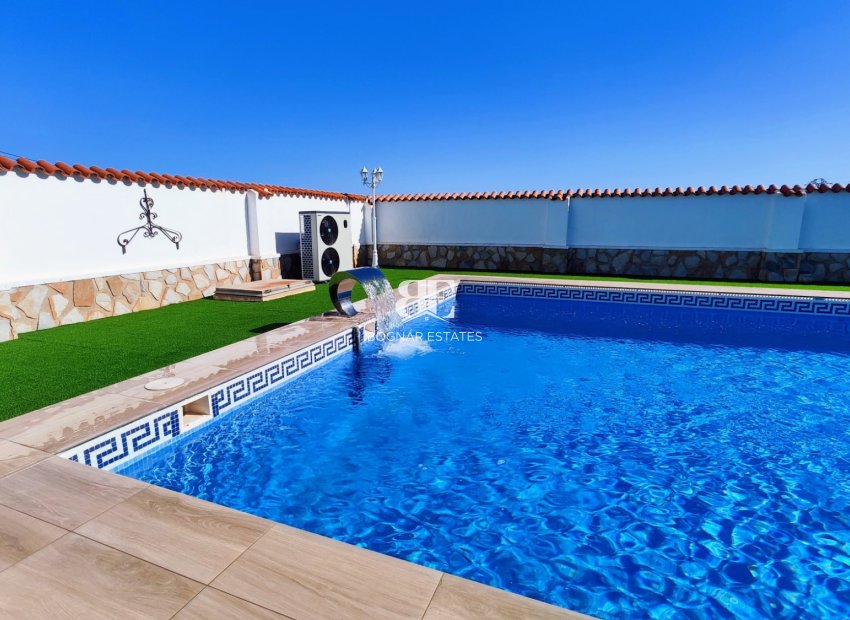 Resale - Country House -
San Miguel de Salinas