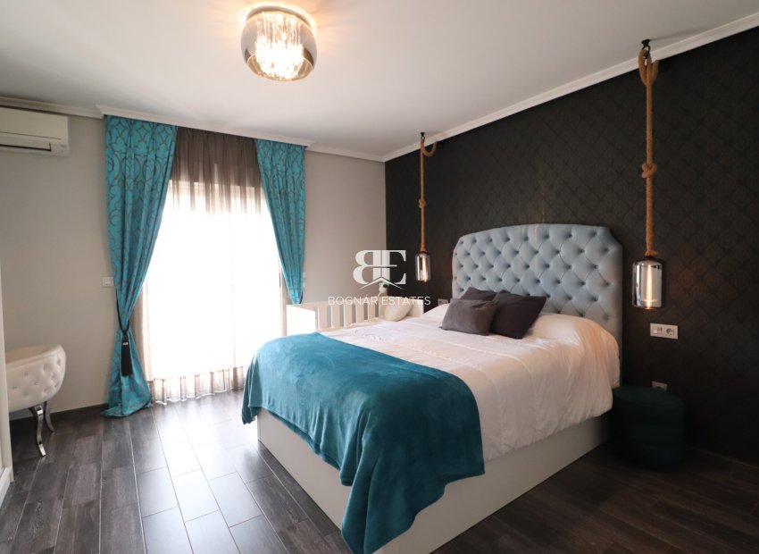 Resale - Townhouse -
Redován - Redovan - Town