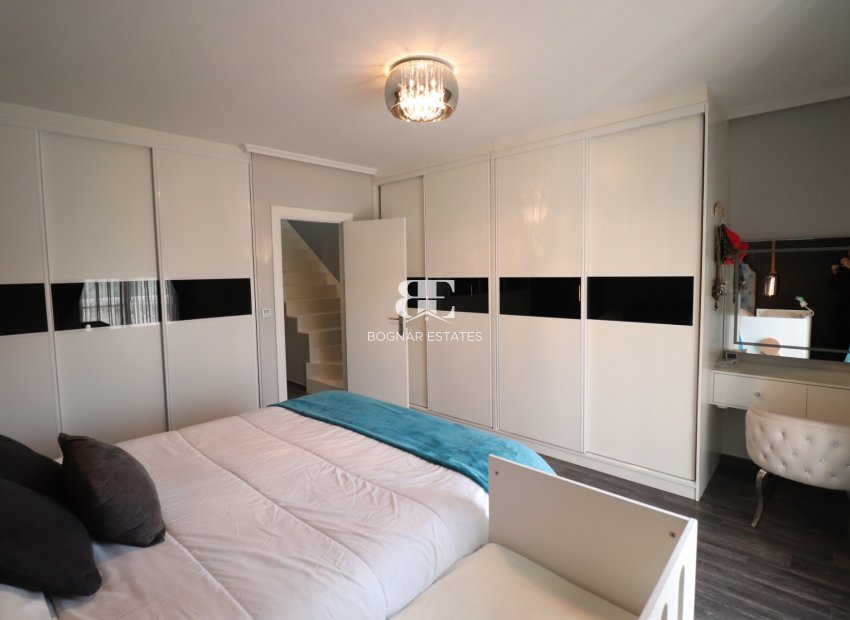 Resale - Townhouse -
Redován - Redovan - Town