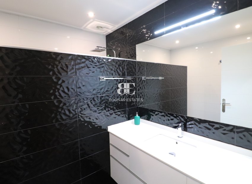 Resale - Townhouse -
Redován - Redovan - Town