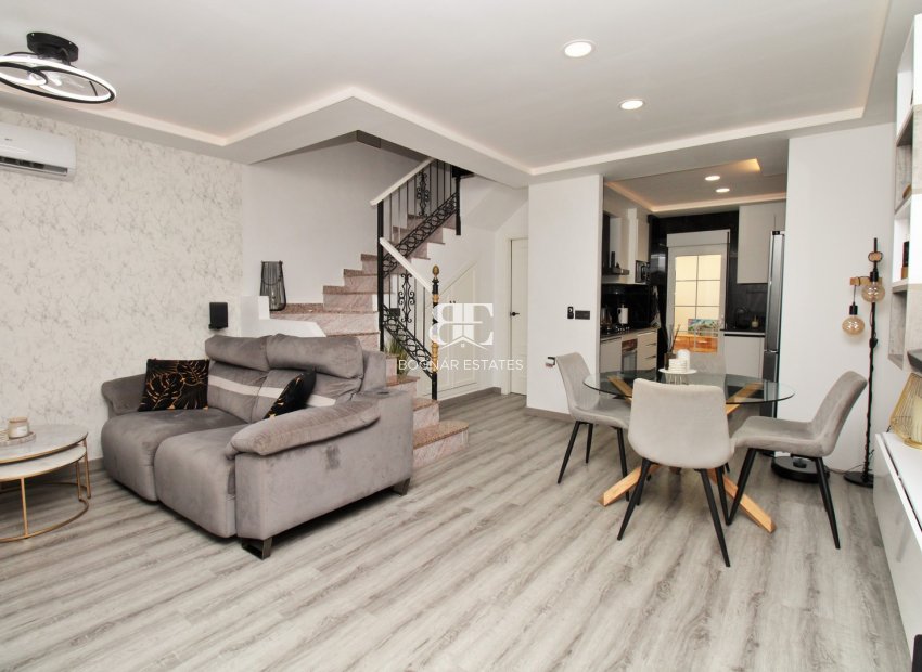 Resale - Townhouse -
Villamartín