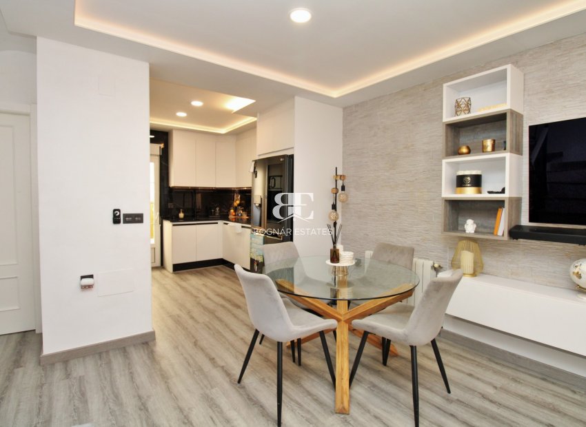 Resale - Townhouse -
Villamartín