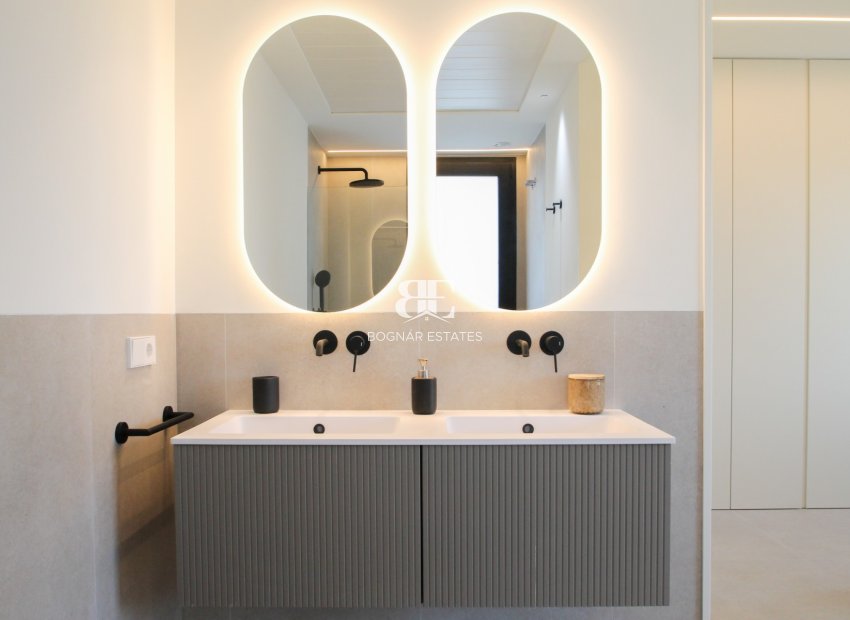 Resale - Villa -
Alicante - Center