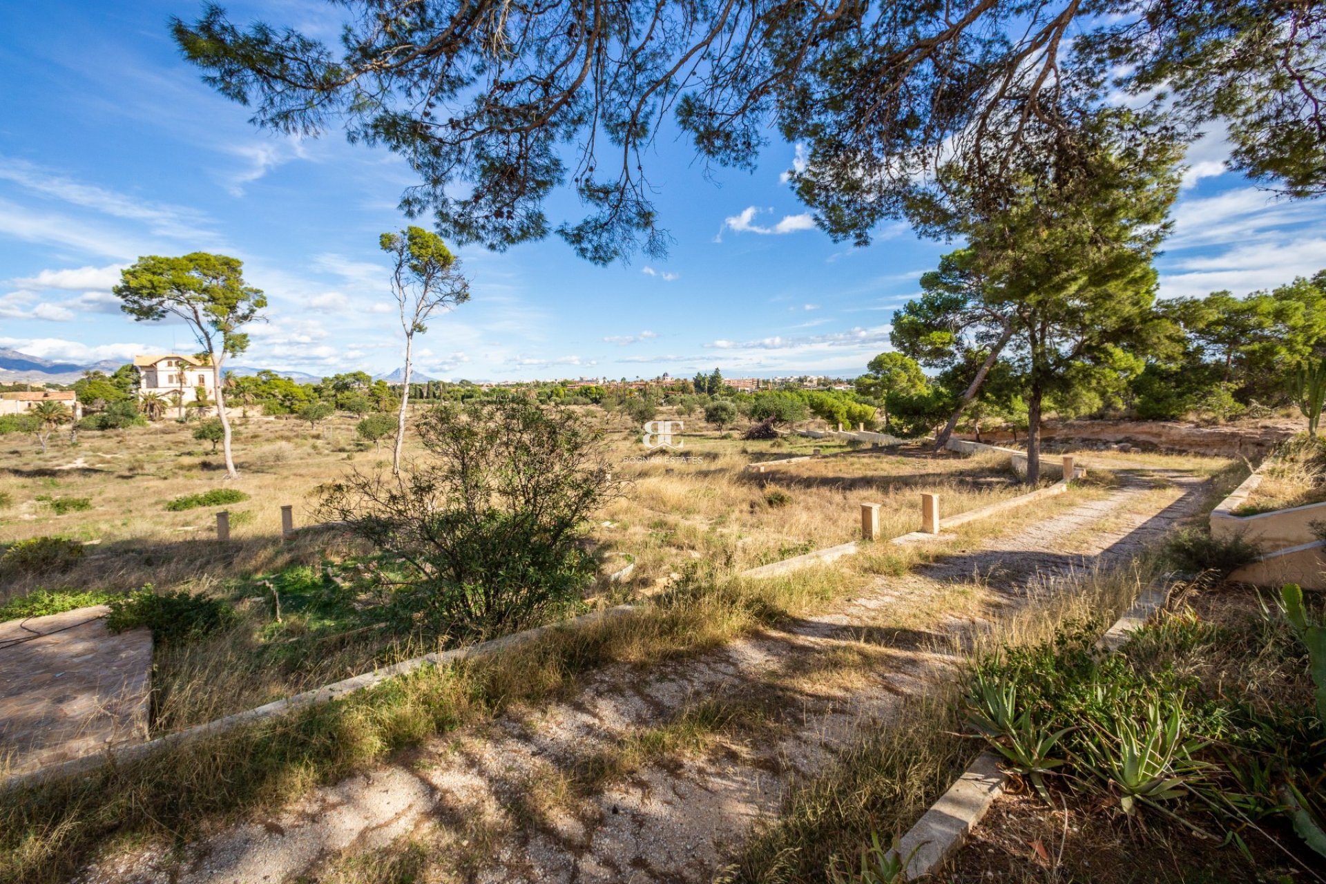 Resale - Villa -
Alicante - Center