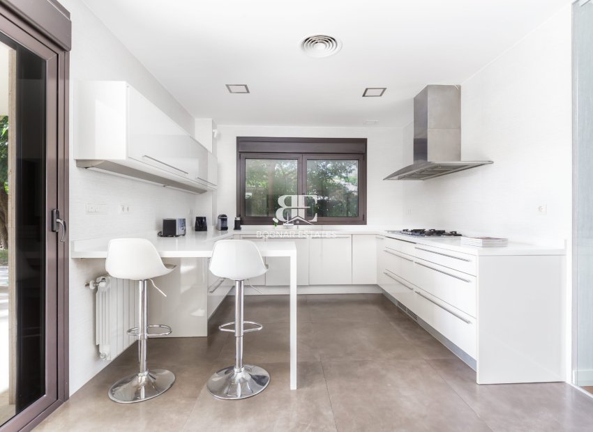 Resale - Villa -
Alicante - Vistahermosa