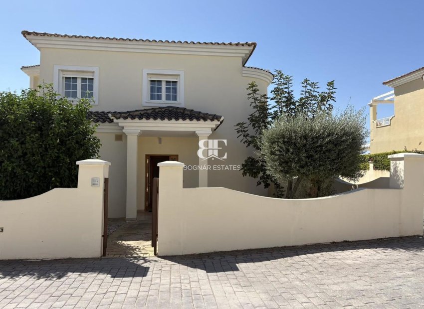 Resale - Villa -
Altaona Golf and Country Village - Altaona Golf - Country Village