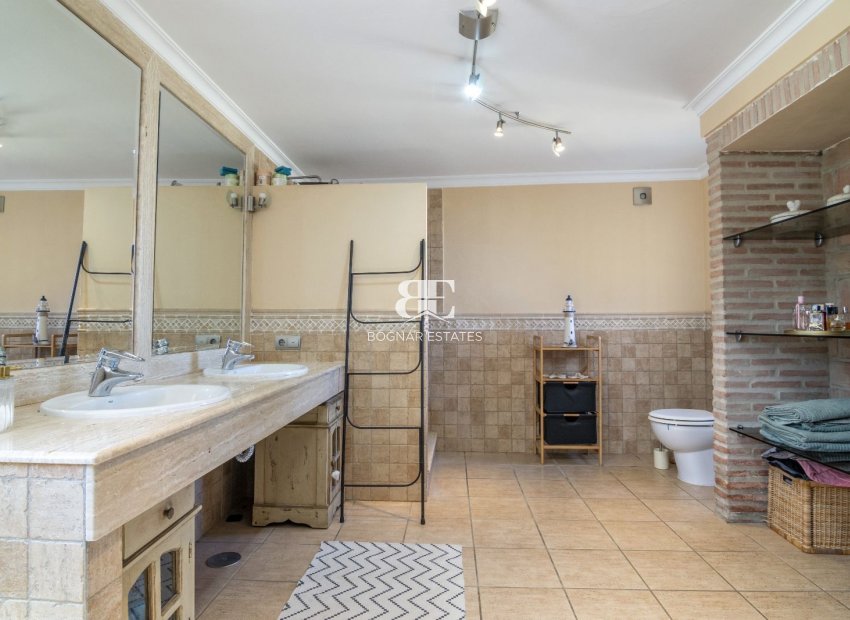 Resale - Villa -
Benahavis - La Quinta