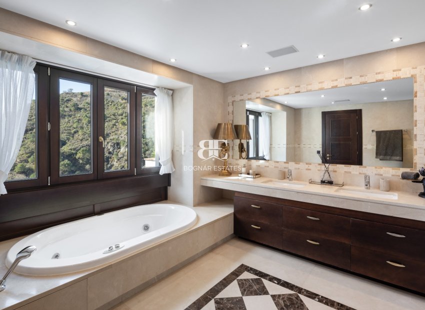 Resale - Villa -
Benahavis - La Quinta