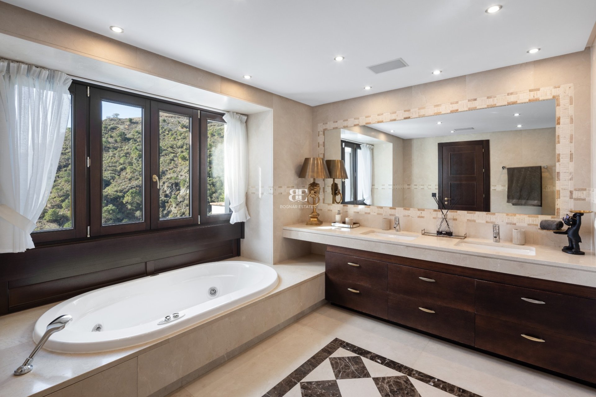 Resale - Villa -
Benahavis - La Quinta