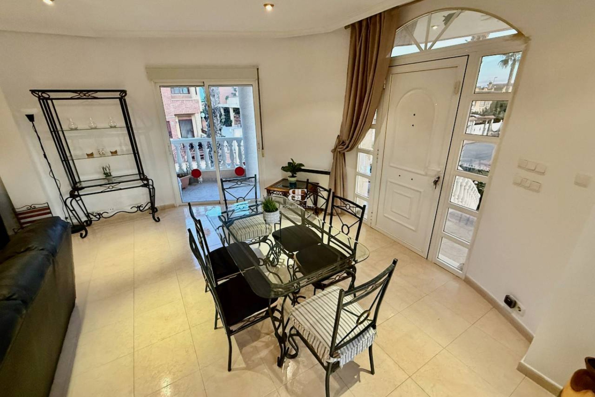 Resale - Villa -
Benferri