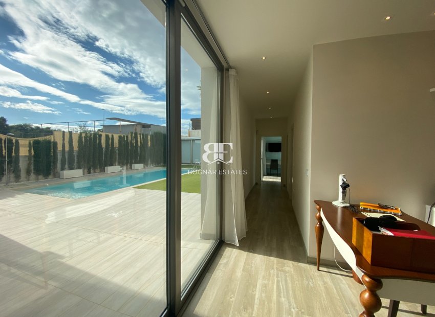 Resale - Villa -
Benijofar