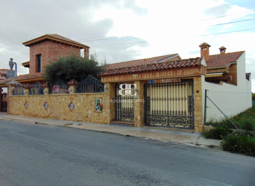 Resale - Villa -
Bigastro