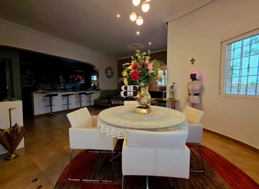 Resale - Villa -
Catral