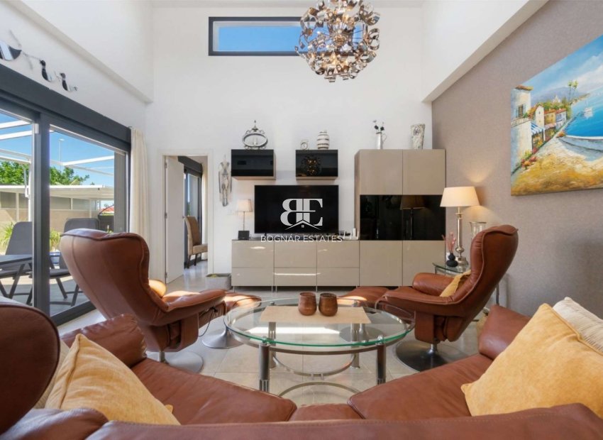 Resale - Villa -
Daya Nueva