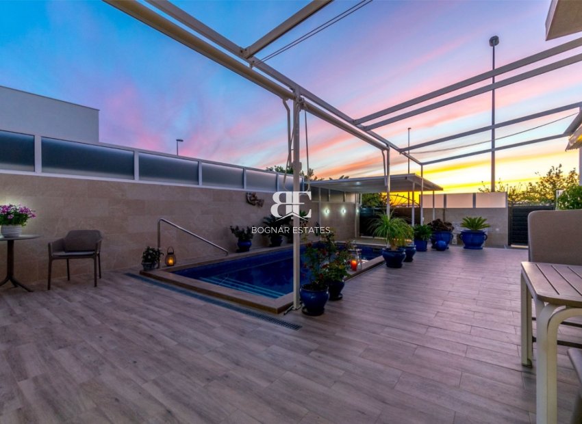 Resale - Villa -
Daya Nueva