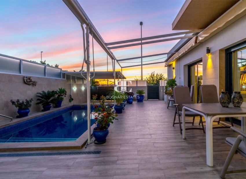 Resale - Villa -
Daya Nueva