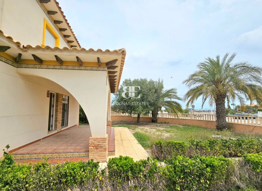 Resale - Villa -
Elche - La Marina