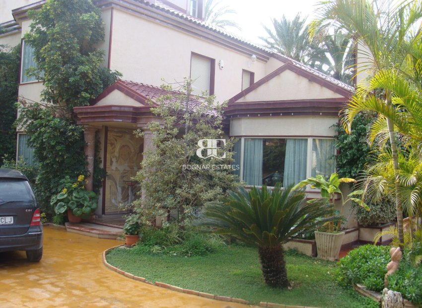 Resale - Villa -
Elche