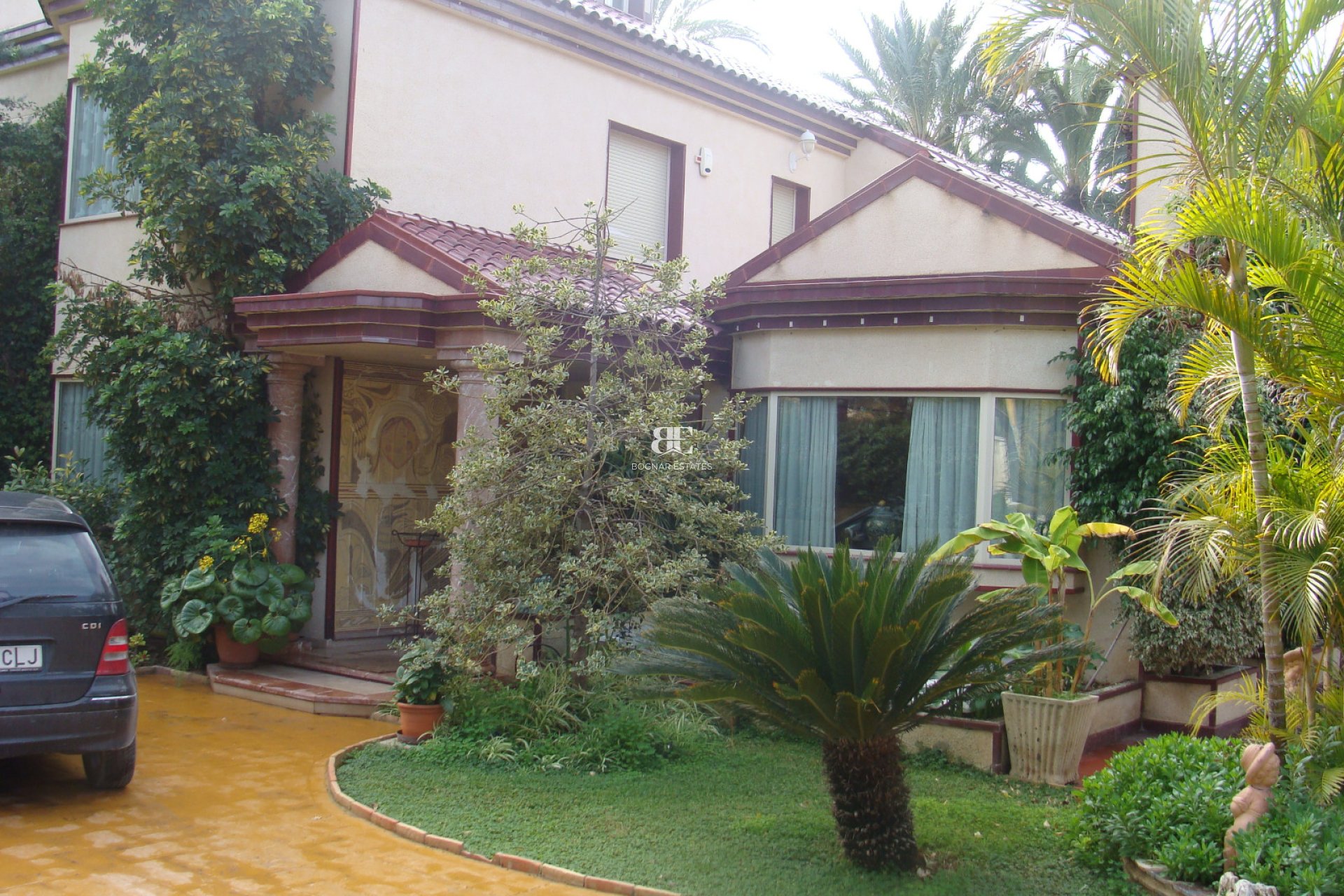 Resale - Villa -
Elche