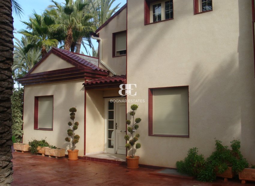 Resale - Villa -
Elche