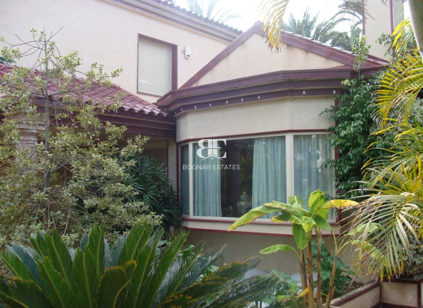 Resale - Villa -
Elche