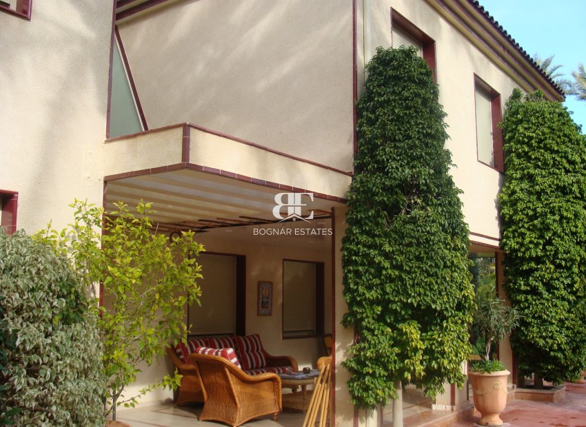 Resale - Villa -
Elche