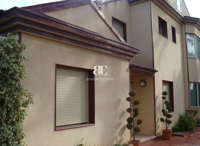 Resale - Villa -
Elche