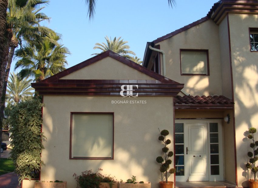 Resale - Villa -
Elche