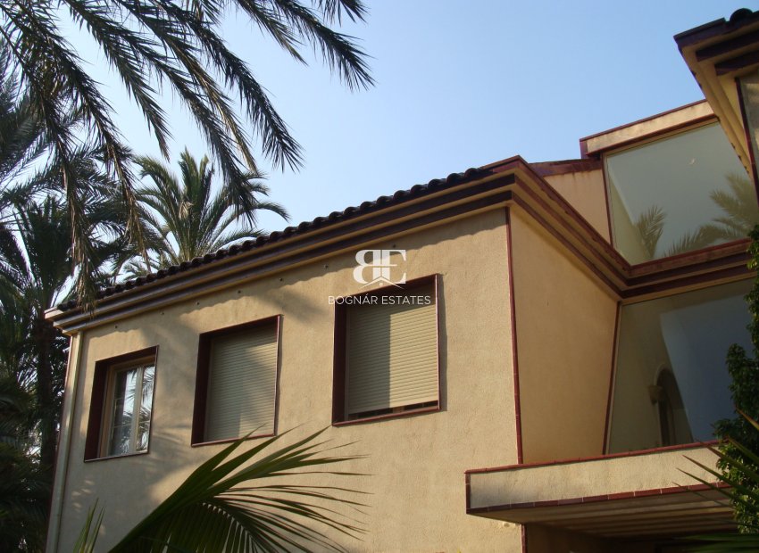 Resale - Villa -
Elche