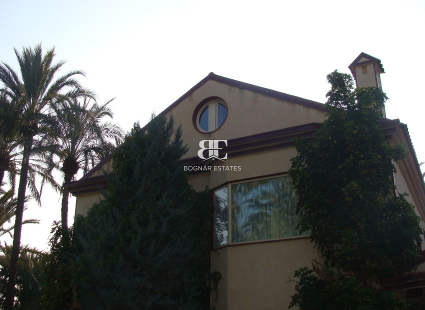 Resale - Villa -
Elche