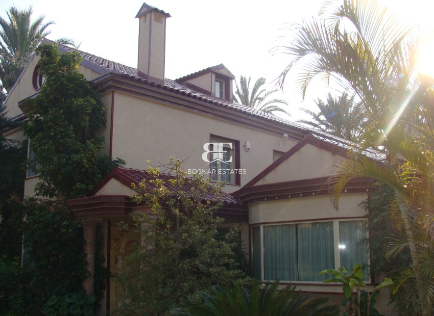 Resale - Villa -
Elche
