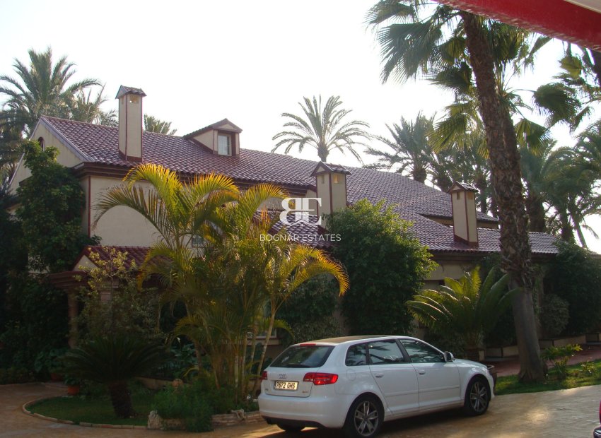 Resale - Villa -
Elche