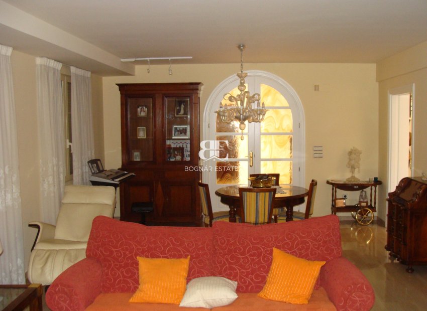 Resale - Villa -
Elche