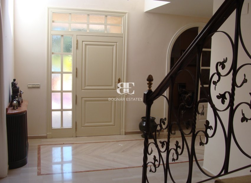 Resale - Villa -
Elche