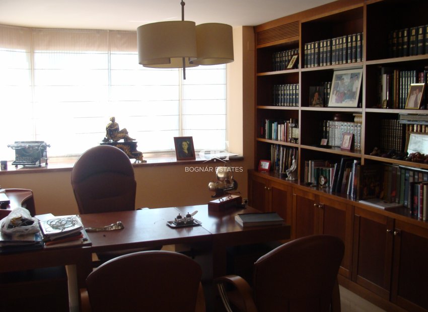 Resale - Villa -
Elche