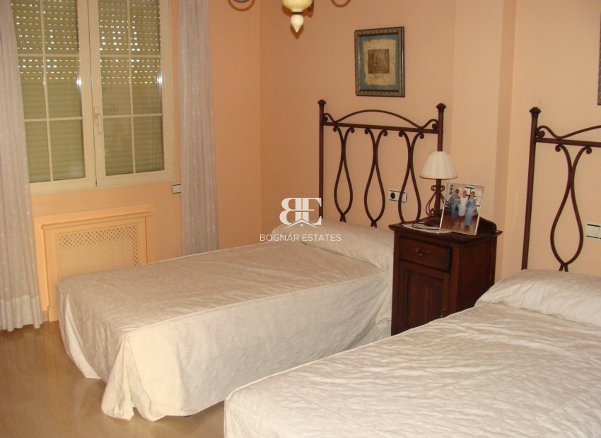 Resale - Villa -
Elche