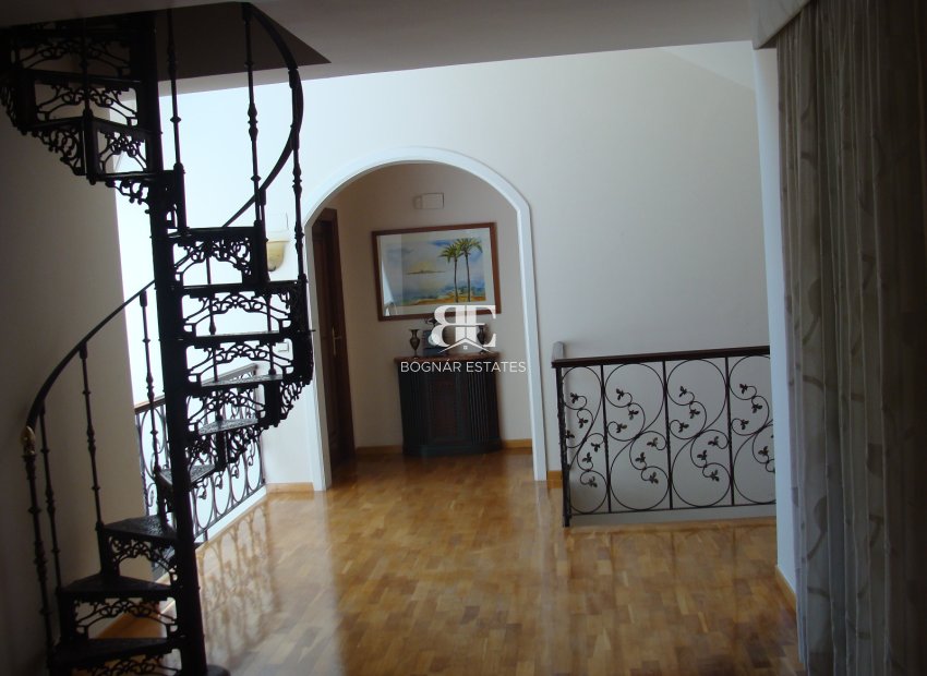 Resale - Villa -
Elche