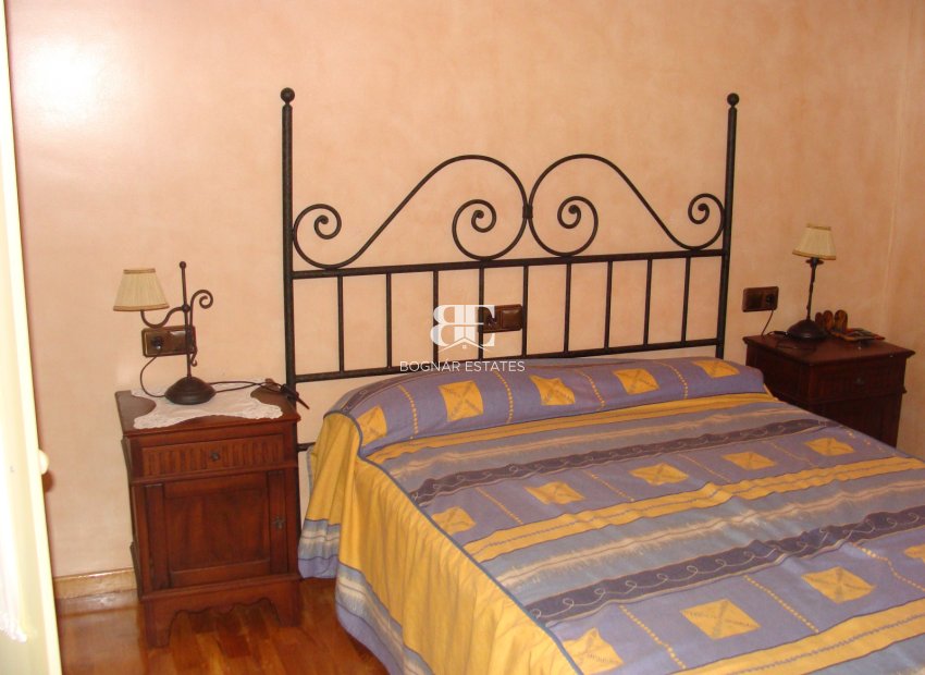 Resale - Villa -
Elche