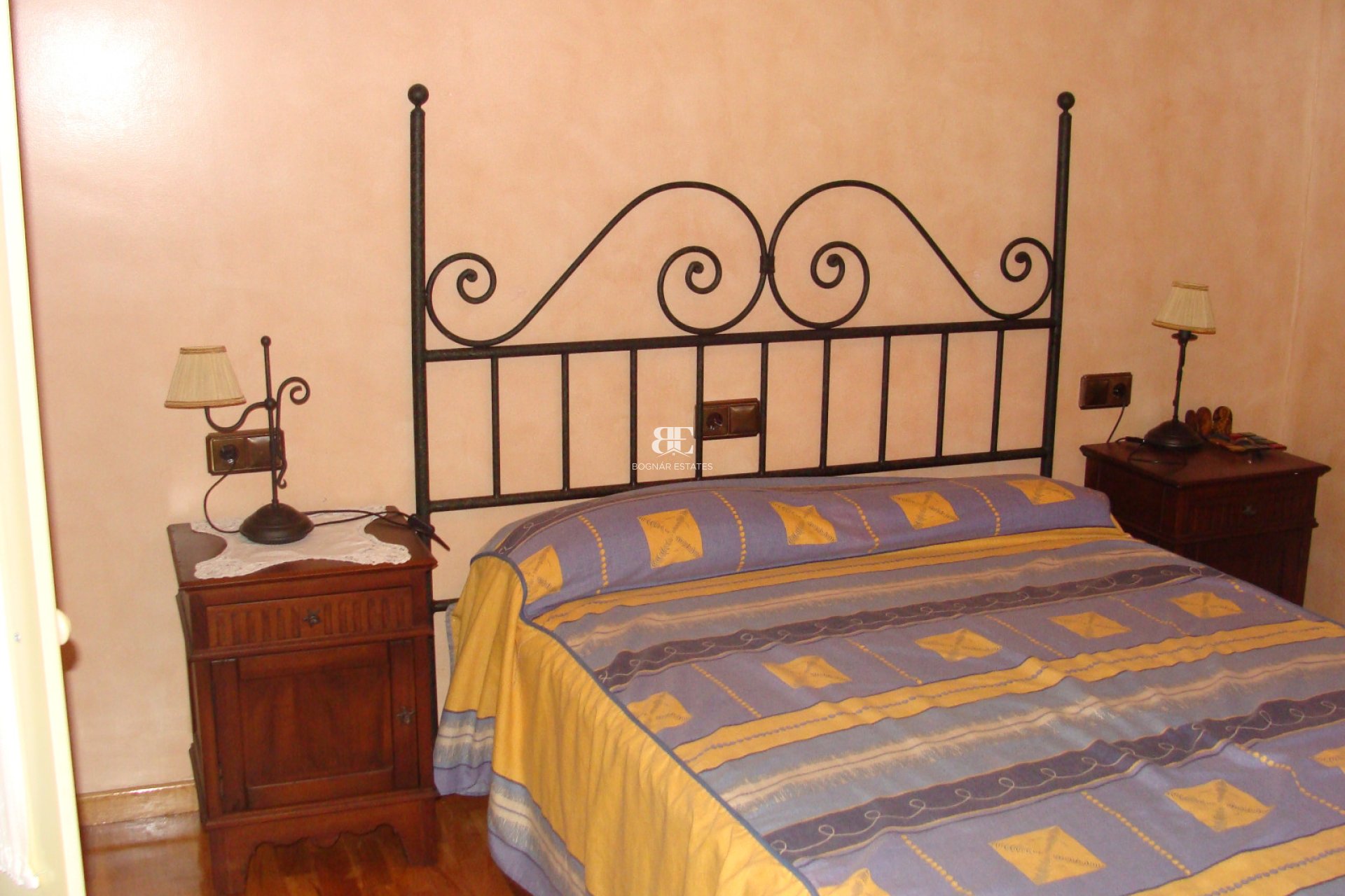 Resale - Villa -
Elche