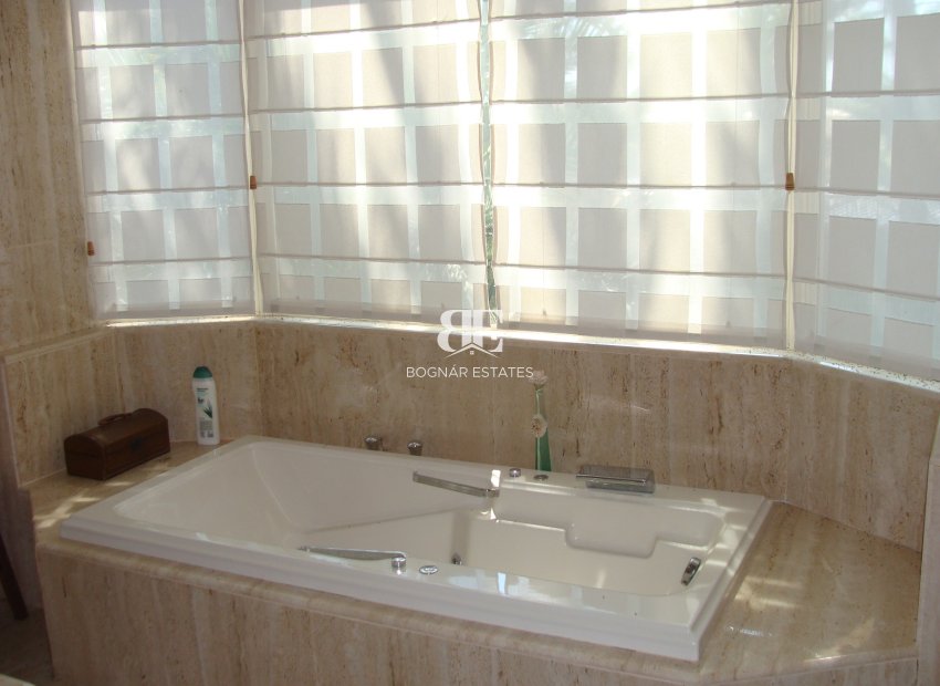 Resale - Villa -
Elche