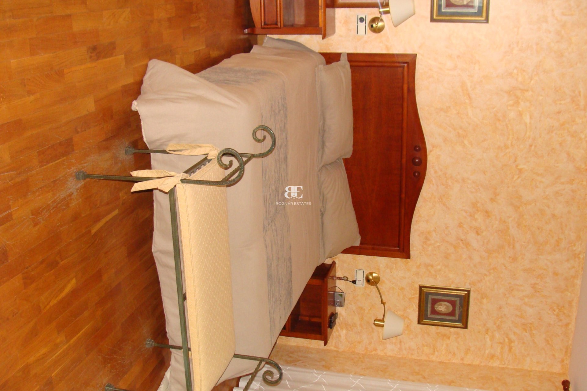 Resale - Villa -
Elche