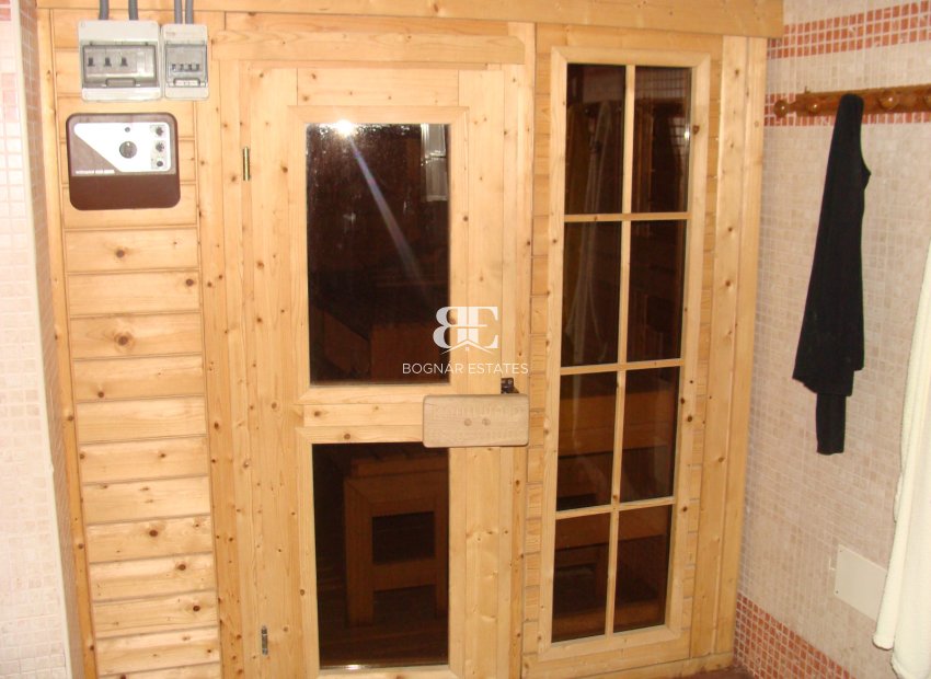 Resale - Villa -
Elche