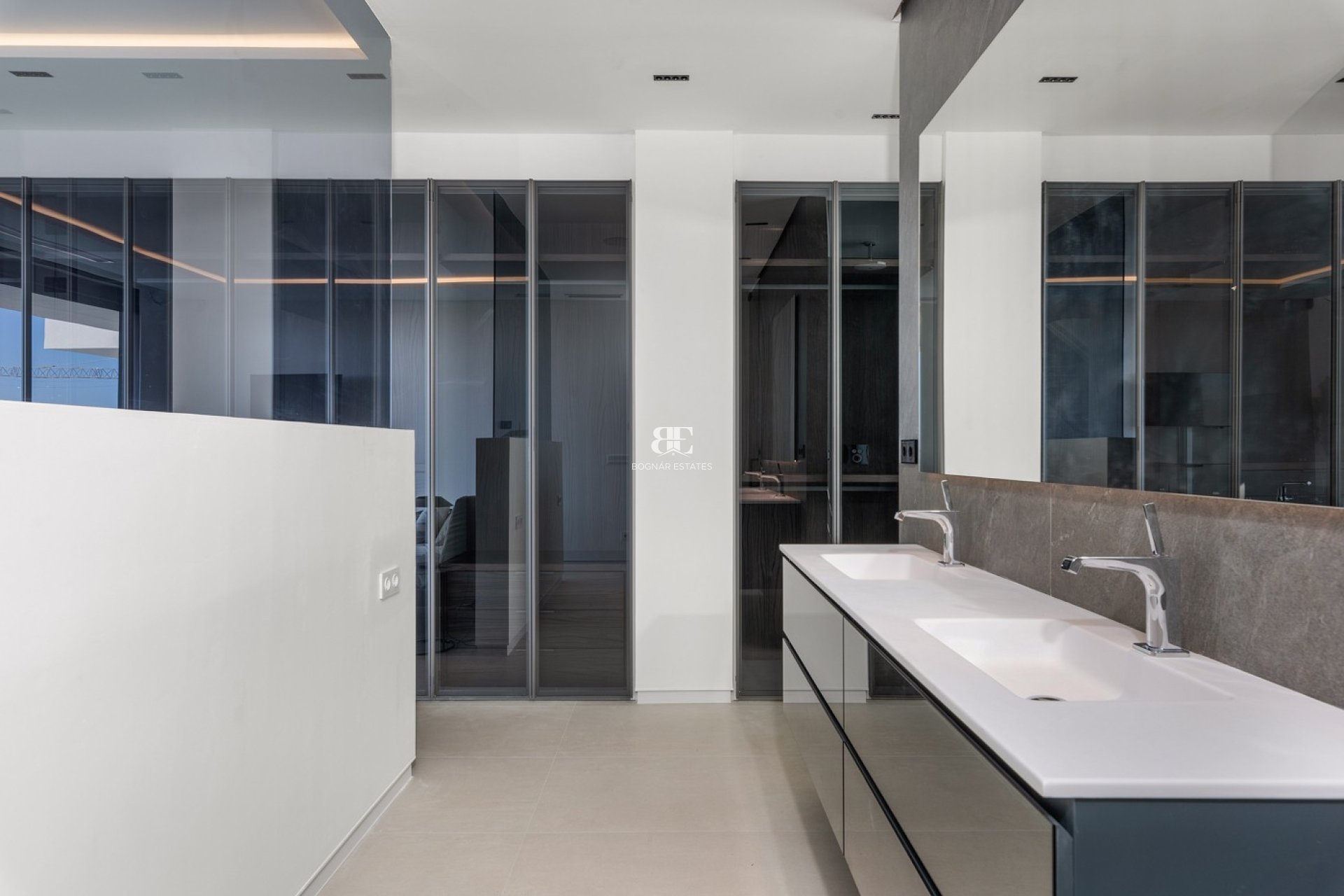 Resale - Villa -
Finestrat