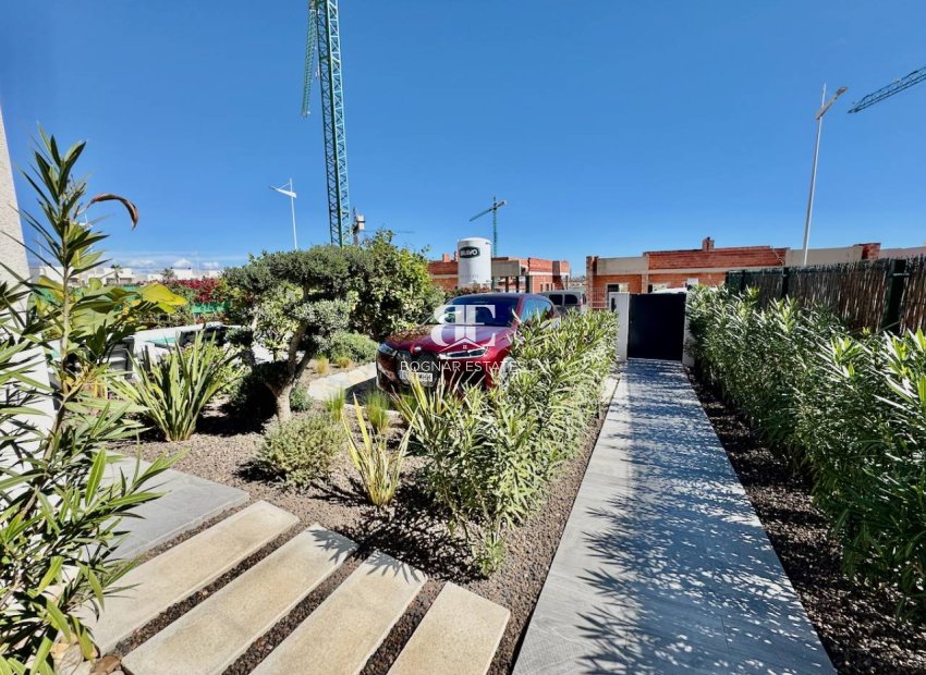 Resale - Villa -
La Finca Golf - Algorfa