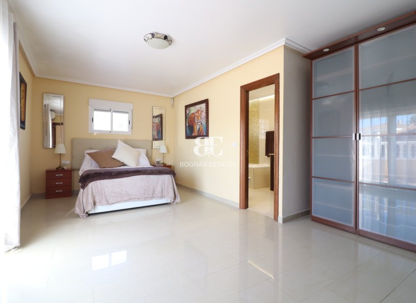 Resale - Villa -
La Marina - La Escuera