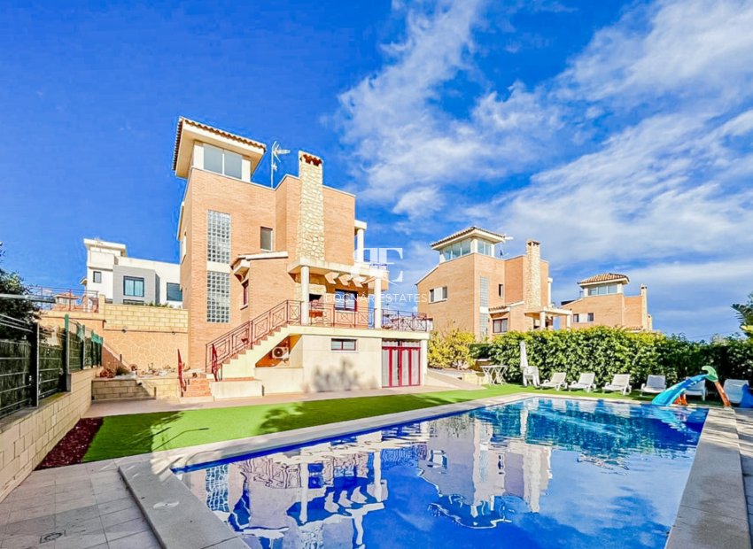 Resale - Villa -
La Nucía - Montebello
